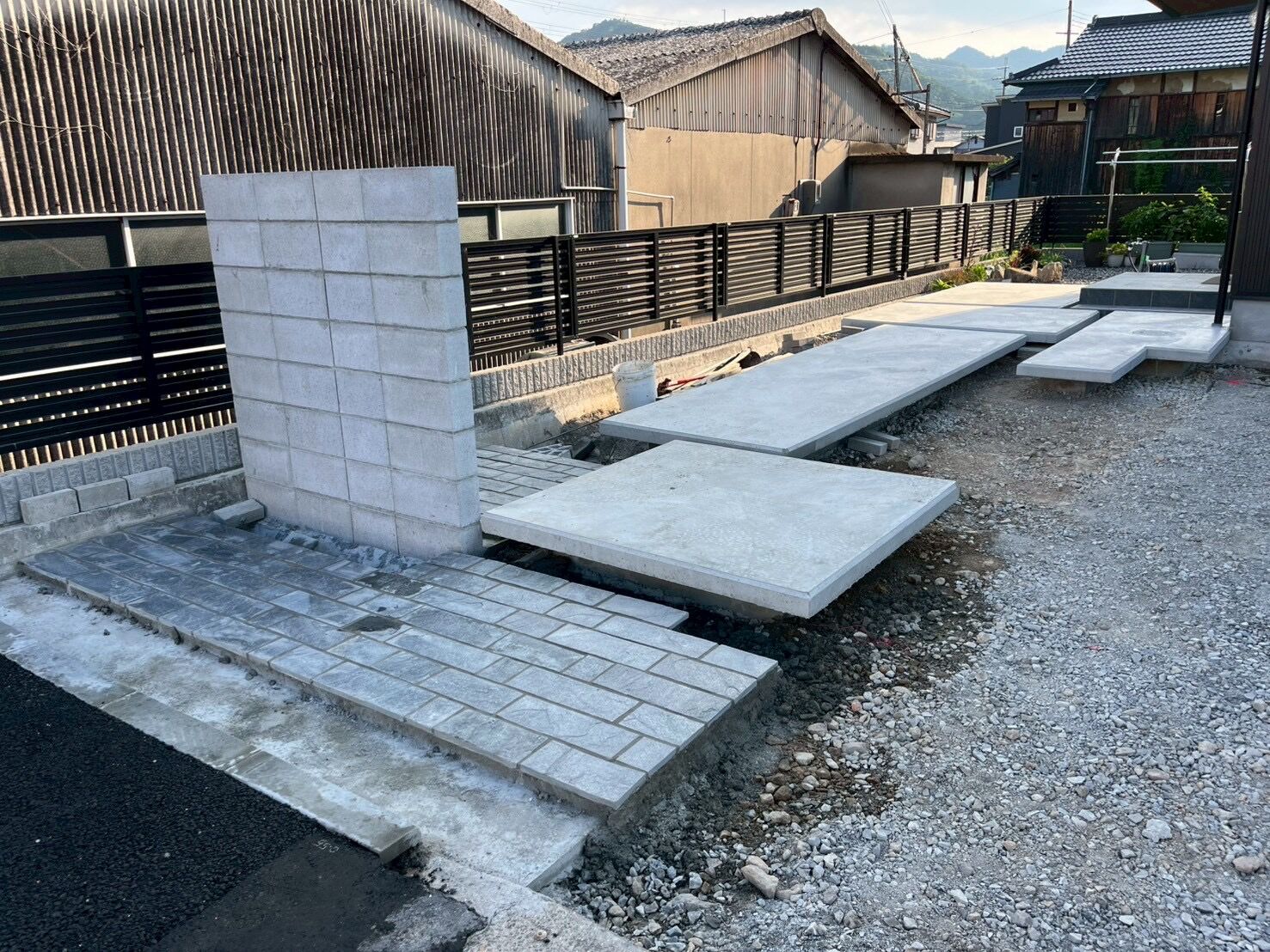 アプローチに自然石を敷設しました