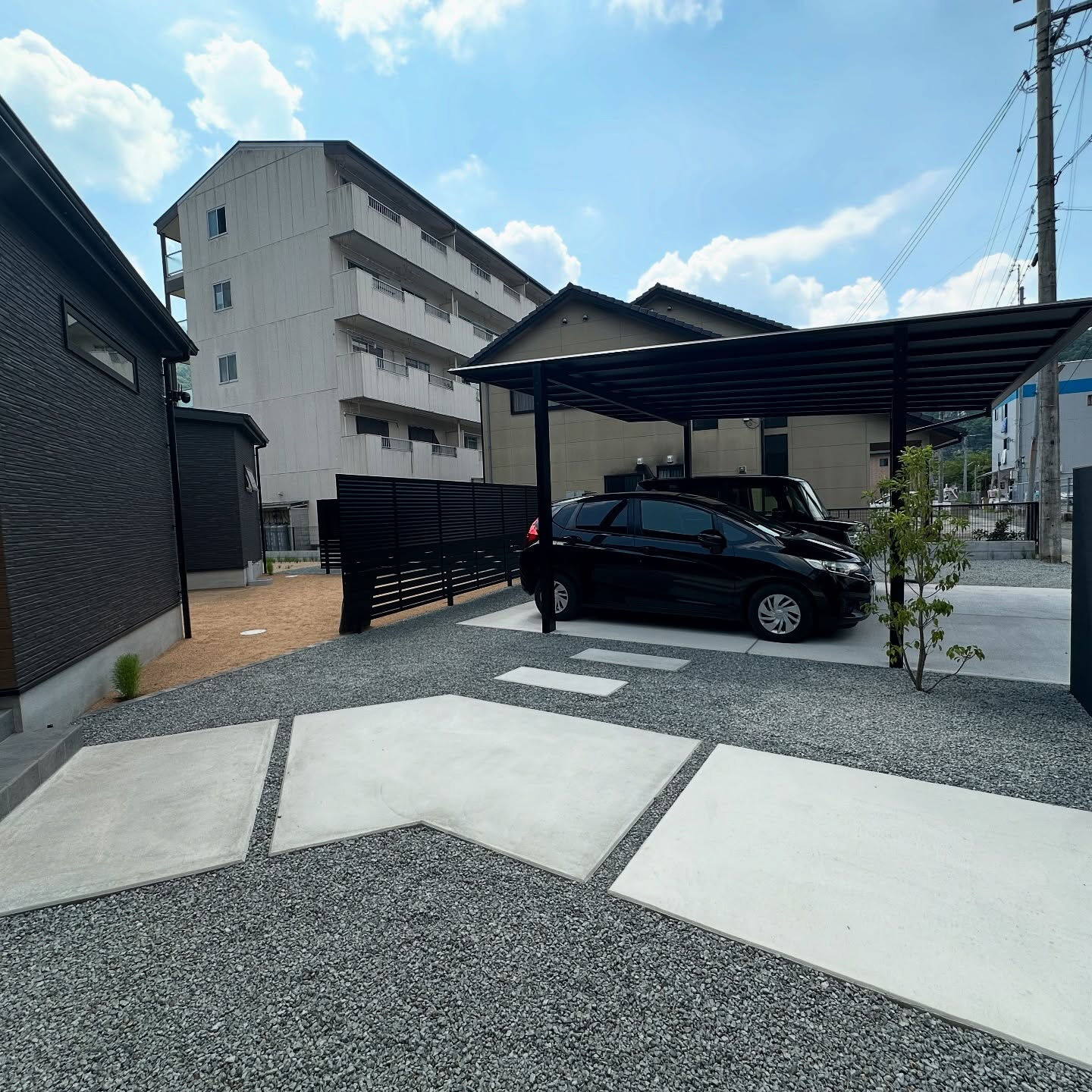 「クールなツートンモダン外構」